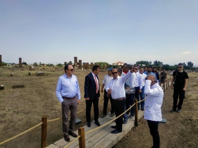 Ahlat Selçuklu Meydan Mezarlığı'ndaki Restorasyonun Süresi 1 Yıla Çıkartıldı