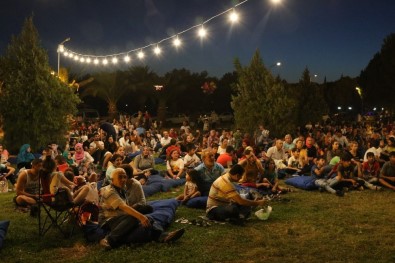 Akhisarlılar Açık Hava Sinema Günlerini Çok Sevdi