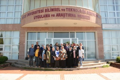 Çiftçi Kadınlar Doku Kültürü Laboratuvarını Ziyaret Etti