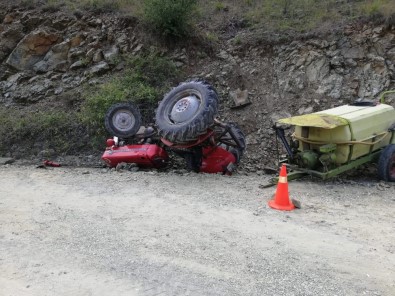 Devrilen Traktörün Altında Kalarak Öldü