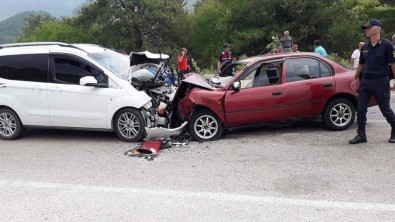 Kozan'da İki Otomobil Kafa Kafaya Çarpıştı Açıklaması 3 Yaralı