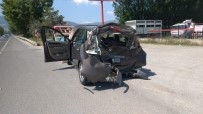 BAŞPıNAR - Kütahya'da Kamyon Otomobile Çarptı Açıklaması 4 Yaralı