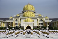 ASKERİ TÖREN - Malezya Sultanı Yemin Ederek Resmen Tahta Oturdu