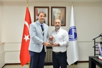 FEDERASYON BAŞKANI - Türkiye Ragbi Federasyonundan Rektör Savaşan'a Plaket