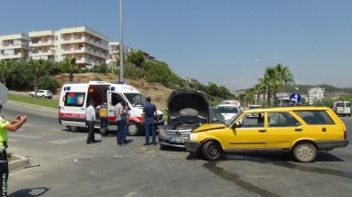 Manavgat'ta Otomobiller Çarpıştı Açıklaması 4 Yaralı