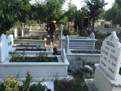 Sungurlu'da Mezarlıklar Bakıma Alındı