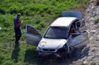 SEZAI KARAKOÇ - Adana'da Otomobil Sulama Kanalına Uçtu Açıklaması 2 Yaralı