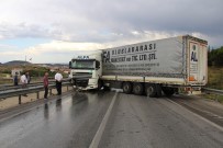 KAVACıK - Kontrolden Çıkan Tır, Karayolunu Trafiğe Kapattı