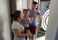 KÜÇÜK KIZ - Odasında Mahsur Kalan 3 Yaşındaki Kızı İtfaiye Merdivenle Kurtardı