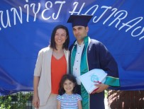 İSMAIL DENIZ - Okul Birincisi Olan Öğrenci, Öğretim Görevlisi Eşinden Diplomasını Aldı