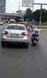 (Özel) Arızalanan Motosikletiyle Otomobilin Camına Tutunup Seyahat Eden Motosikletli Kamerada