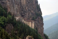 SÜMELA MANASTIRI - Sümela Manastırı'nı Son 1 Ayda Yaklaşık 50 Bin Kişi Ziyaret Etti