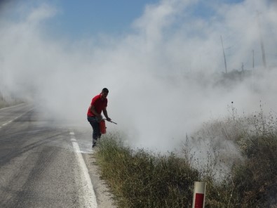 Tarla Yangınına Sanayi Esnafı Yangın Tüpleri İle Müdahale Etti