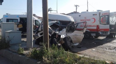 Afyonkarahisar'da Tır İle Minibüs Çarpıştı, 14 Yaralı