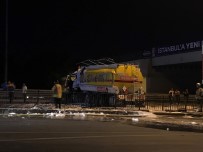 E5 KARAYOLU - Avcılar'da Devrilen Yakıt Tankerinin Kaldırılmasıyla Yol 4 Saat Sonra Trafiğe Açıldı