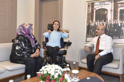 Engelli Damla, Yaptığı Portreyi Vali Demirtaş'a Hediye Etti