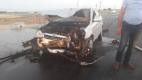SANAYİ SİTESİ - Hafif Ticari Araç İle Otomobil Çarpıştı Açıklaması 4 Yaralı