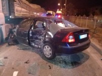 İzmir'de Kontrolden Çıkan Otomobil Karşı Şeride Geçti Açıklaması 2 Yaralı