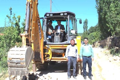 Kaymakam Okatan, İş Makinesiyle Yol Yapım Çalışmasına Katıldı