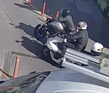 (Özel) Ataşehir'de Alış Veriş Merkezinin Otoparkında Motosiklet Hırsızlığı Kamerada