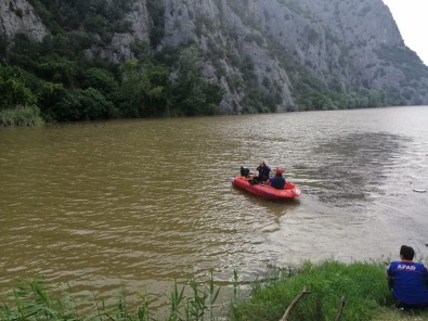 Sakarya Nehri Kenarında Mahsur Kalan 2 Kişiyi AFAD Kurtardı