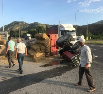 Saman Balyası Yüklü Traktör Devrildi, Şans Eseri Yaralanan Olmadı