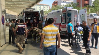 Siirt'te Askeri Zırhlı Aracın Geçişi Sırasında Patlama Açıklaması 2 Asker Yaralı