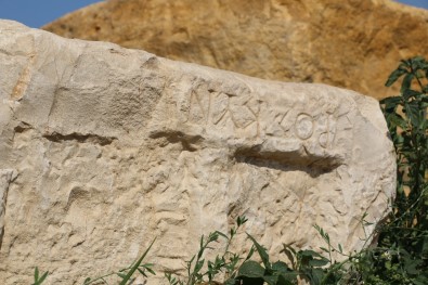 Tarihi Eseri Yol Kapatmak İçin Kullandılar