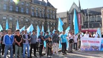 Uygur Türkleri Hollanda'da Çin'i Protesto Etti