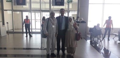 Hac İbadeti İçin Kutsal Topraklara Giden Şehit Ailesini Havalimanından Kaymakam Uğurladı
