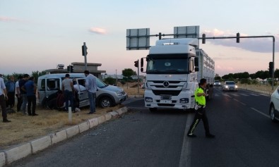 Hafif Ticari Araç İle Tır Çarpıştı