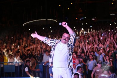Hatay'ın İskenderun İlçesinde Vatandaşlar Kurtuluş Günü Konserinde Coştular