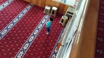 3 Yaşındaki Miniğin Camideki Sevimli Halleri Amatör Kameraya Yansıdı