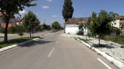 Isparta'da Yol Ortasındaki Ev Yıkılarak Trafik Güvenliği Sorunu Ortadan Kaldırıldı