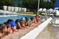 Yunusemre'de Bin Öğrenci Yüzme Öğreniyor