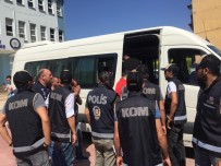 İNSAN TİCARETİ - Göçmen Kaçakçılığına Yönelik Operasyonda Gözaltındaki 20 Şahıs Adliyede