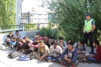 KAÇAK GÖÇMEN - İzin Belgelerinin Sahte Olduğunu Polis Noktasında Öğrendiler