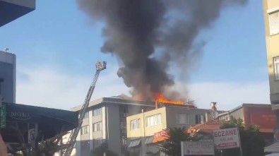 Şişli'de 5 Katlı Binanın Çatısında Korkutan Yangın
