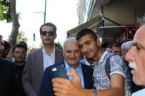 BİNALİ YILDIRIM - Binali Yıldırım Meyan Şerbeti İçti, Vatandaşa Kayısı Dağıttı