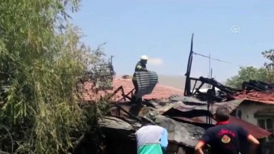 Erzincan'da Kuru Otları Yakmaya Çalışan Ailenin Evi Alev Aldı