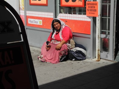 İsveç'teki Dilenciler Belediyeye İşgal Harcı Verecek