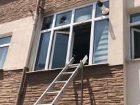 KIZARTMA YAĞI - Mutfak Yangını Binaya Sıçramadan Söndürüldü