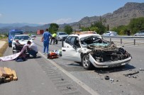 DURUCASU - Otomobil Tırın Dorsesine Çarptı Açıklaması 3 Yaralı