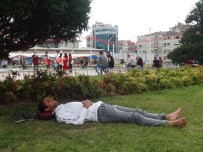 TAKSIM - Sıcaktan Bunalan Çocuklar Süs Havuzuna Girdi