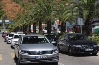 TRAFIK KAZASı - Akın Akın Geliyorlar, Kentte Trafik Durma Noktasına Geldi