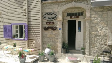 Alaçatı'daki Otelin Kirasını Ödemeyen Emre Altuğ İcralık Oldu