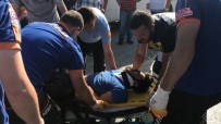 İSMAIL ÇETIN - Bilecik'te Otomobil İle Minibüs Kafa Kafaya Çarpıştı Açıklaması 2 Yaralı