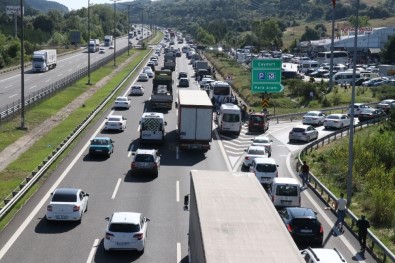 Bolu'da, Bayram Trafiğine Takılan Tatilciler Dinlenme Tesislerine Akın Etti