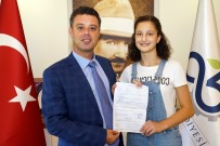 VOLEYBOL TAKIMI - Çorlulu Genç Voleybolcu Eczacıbaşı'na Transfer Oldu