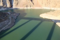 ÇORUH NEHRİ - Deriner Barajı Dolulukta Yüzde Yüz Seviyeye Ulaştı, Asırlık Köy Yeniden Sular Altında Kaldı